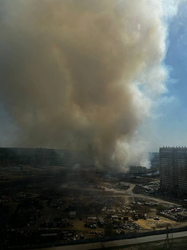 Очаг возгорания хорошо видно с Университетской набережной