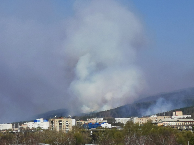 По словам очевидцев дым полностью окутал СНТ «Северный-2»