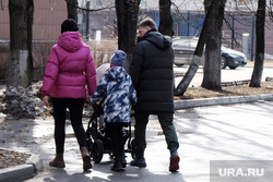 Повседневная жизнь. Весна. Москва, ребенок, коляска, семья, дети, родитель