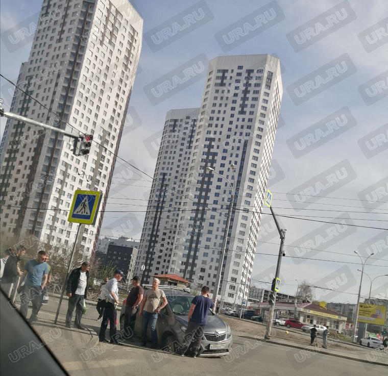 В Екатеринбурге иномарка провалилась под асфальт