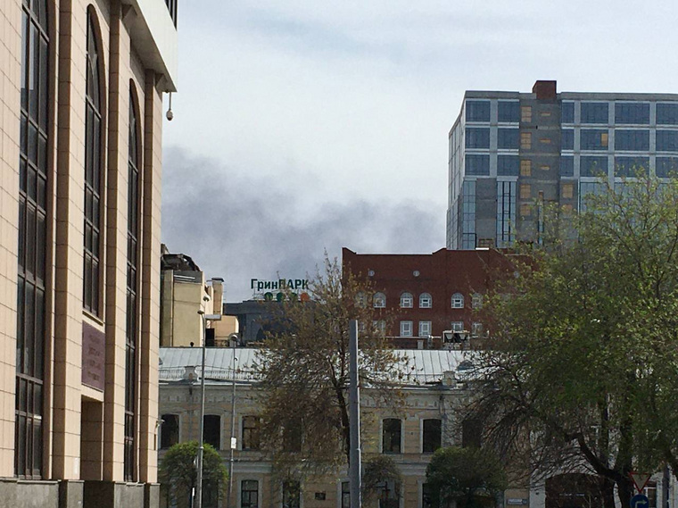 Пожар с Елизавета видно даже в центре города