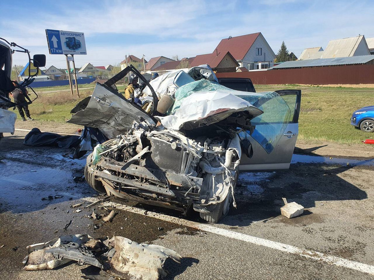 По предварительным данным, в Toyota RAV4 погибла пассажирка, ехавшая на заднем сиденье. Водитель и второй пассажир госпитализированы.
