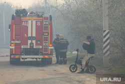 Пожар на складах. Екатеринбург, дым, пожарная машина, электросамокат