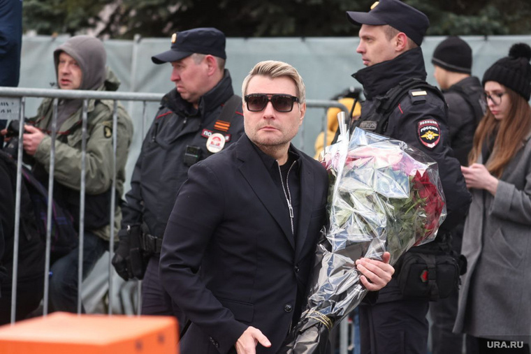 На церемонии прощания присутствует певец Николай Басков.