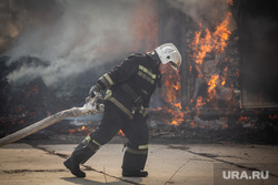 Пожар на складах. Екатеринбург, мчс, огонь, пожарный рукав, пожарный в каске