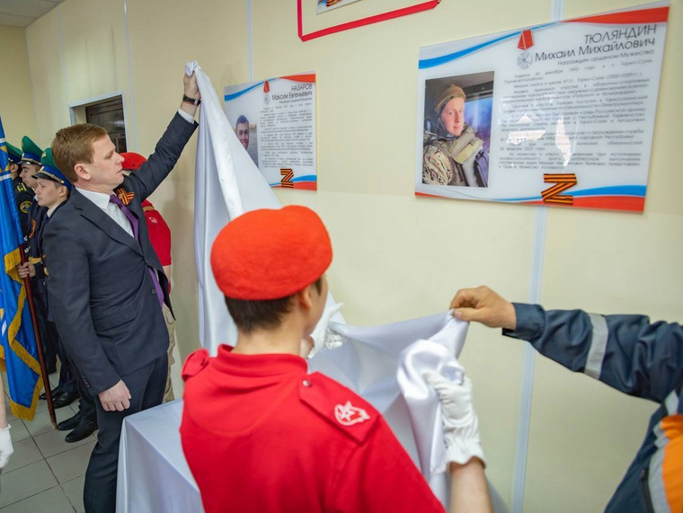 Открытие памятной доски в школе.пуровского района в честь бойцов, погибших в зоне СВО