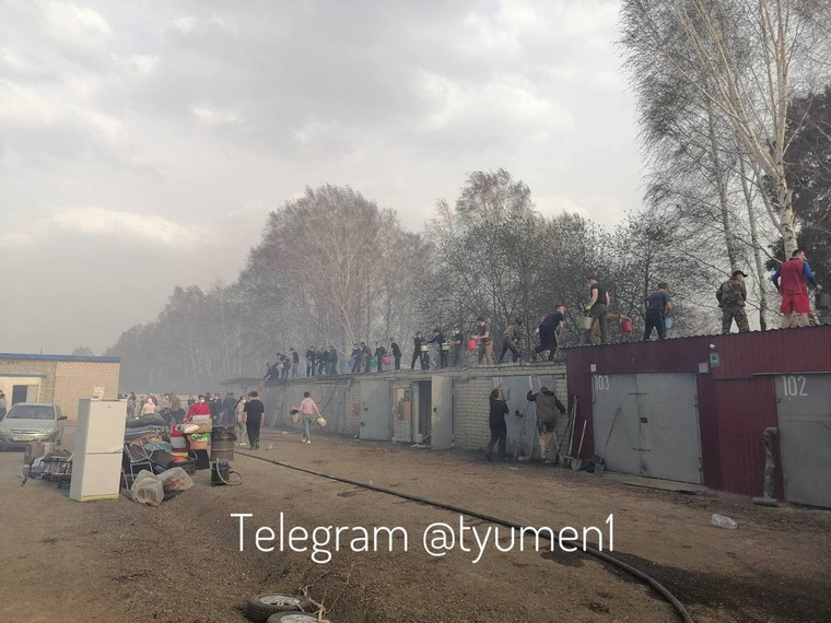 В Каскаре жители сами потушили горящие гаражи. Они передавали друг другу ведра с водой.