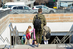 Виды города. Челябинск, подземный переход, подростки, дети, пешеходы