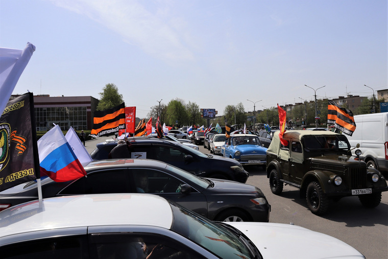 Автопробег собрал десятки машин с флагами