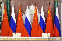 Президент России Владимир Путин и председатель КНР Си Цзинь Пин на встрече во время совместного заявления в Кремле. Москва, флаг россии, флаг китая, российско-китайские отношения