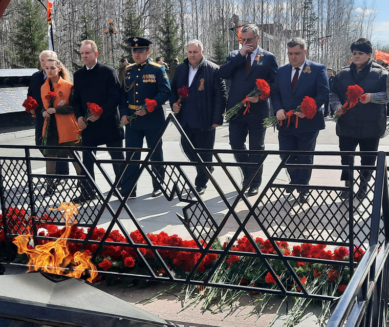 Глава Нижневартовска Дмитрий Кощенко и политэлита города возложили цветы к Вечному огню