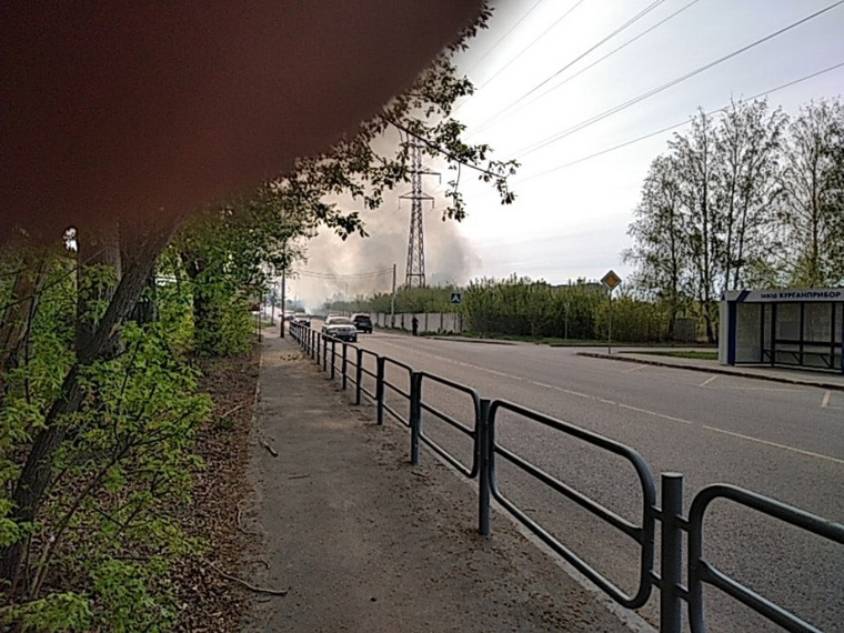 На улице Автозаводская в Кургане загорелась трава