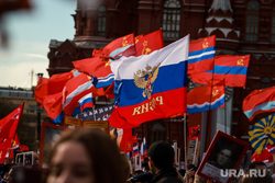 Бессмертный полк. Москва, красный флаг, российский флаг, ссср, бессмертный полк, знамя победы, триколор, флаг россии, 9 мая, красная площадь, патриотизм, флаги союзных республик