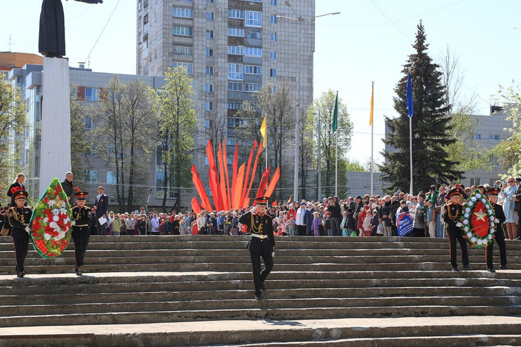 Торжественный митинг состоялся сегодня и у памятника воину-освободителю в Мотовилихинском районе Перми. Участие в нем приняли сотрудники «Мотовилихинских заводов», представители власти, горожане