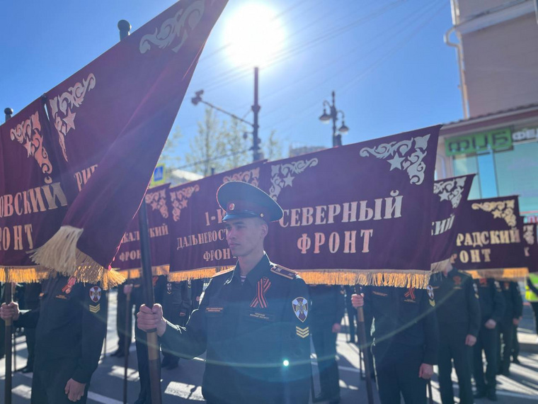Участники парада выстроились в колонны на Октябрьской площади. Через несколько минут начнется торжественное прохождение войск Пермского гарнизона