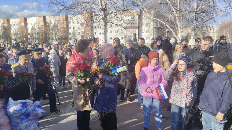 Наталья Комарова вручила Нелли Лаубах удостоверение к награде «Орден Красной звезды», к которой был приставлен ее отец Леонид Волков