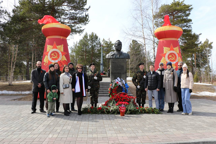 В Радужном мэр Наталья Гулина, депутаты гордумы, общественники, волонтеры и жители возложили цветы к памятнику маршала Георгия Жукова и мемориалу павшим в годы Великой Отечественной войны