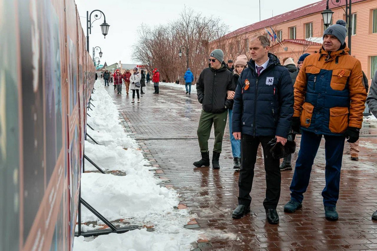 На стене есть фотография деда мэра Алексея Титовского