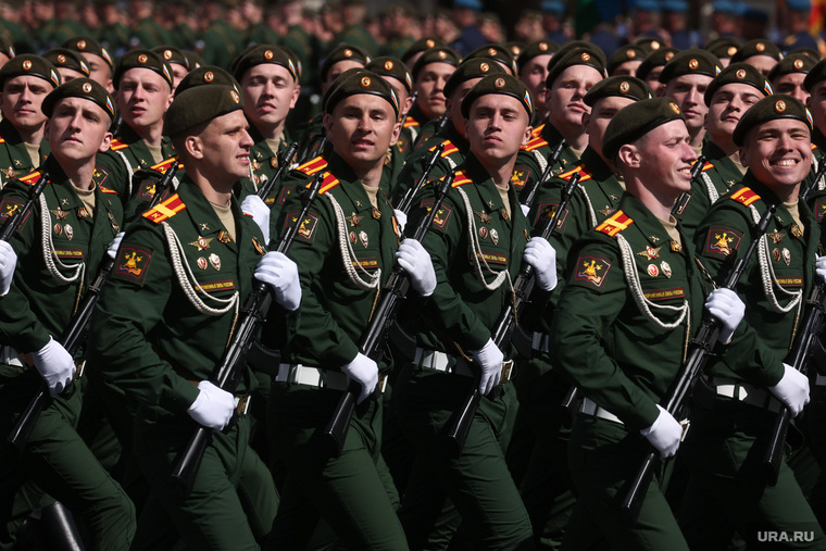 В параде приняли участие тысячи военнослужащих