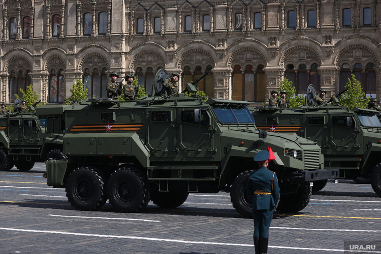 На фото бронеавтомобили З-СТС «Ахмат» и АМН-590951 «Спартак»