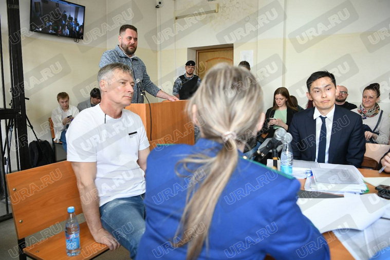 Ройзман внимательно слушает показания свидетеля Власова