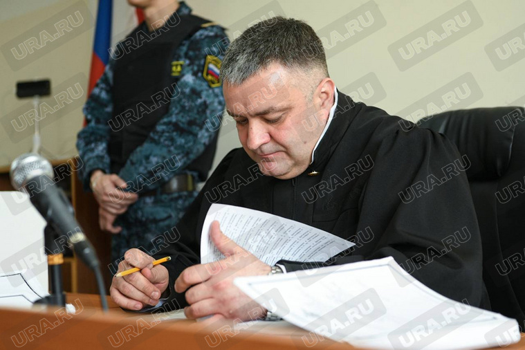 Судья слушает выступление свидетеля