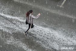 Первая гроза. Челябинск, пешеход, ручей, гроза, непогода, ливень, осадки, дождь, климат, поток