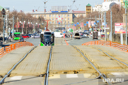 Тепло, весна. Челябинск, рельсы, трамвайные пути, столбики, улица кирова, трамвай, теплотехнический институт, новый трамвай, старые рельсы, кривые рельсы, перспектива