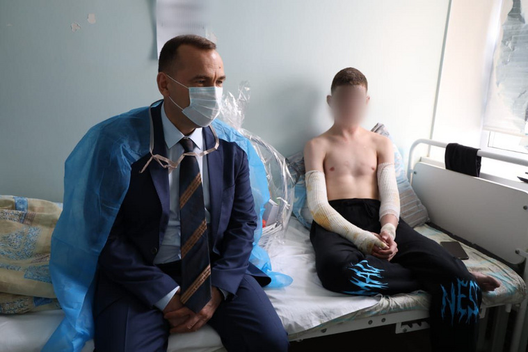 Шумков пообщался с пострадавшими детьми и пенсионерами