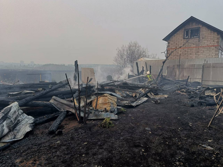 Пожар возник рядом с озером Большая Налога