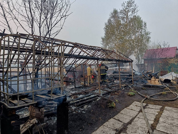Во время пожара пострадали садовые постройки