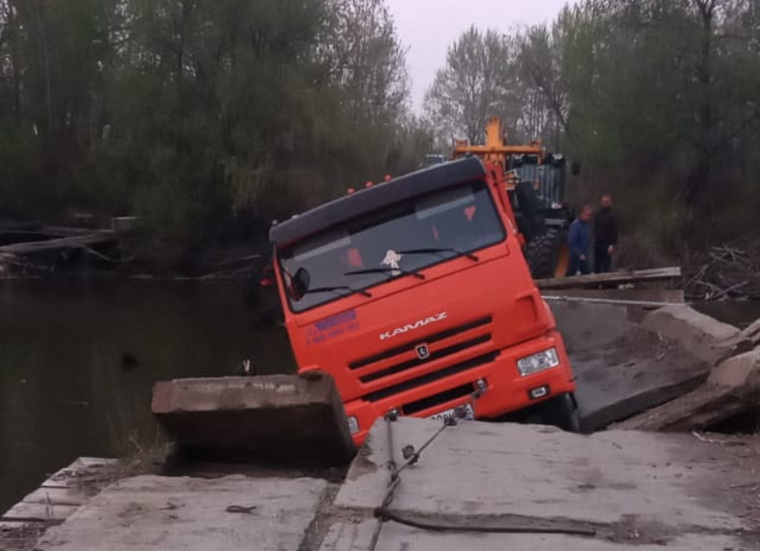 В Курганской области КАМАЗ сломал мост 