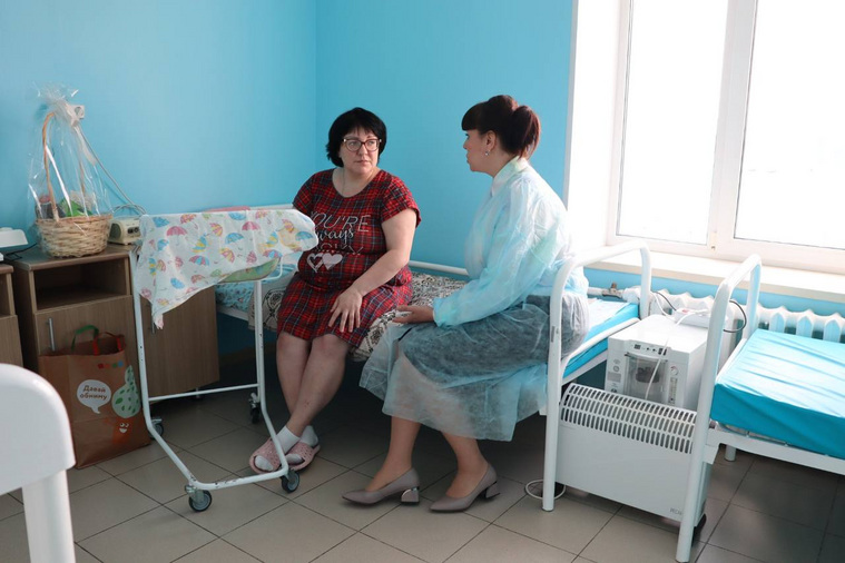 Первый замгубернатора Оксана Куташи посетила в больнице семью погорельцев
