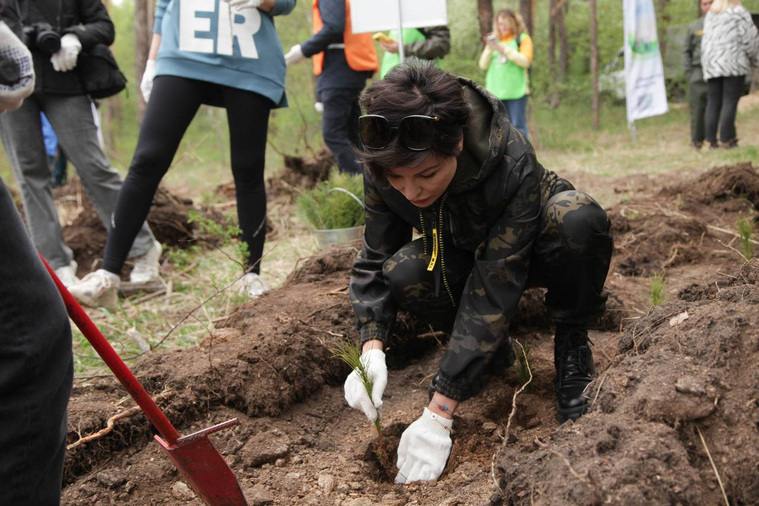 Ирина Текслер поучаствовала в высадке деревьев в челябинском городском бору