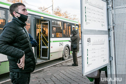 Люди в городе. Тюмень, остановка, транспорт, автобусная остановка, автобус, общественный транспорт, люди в масках, расписание автобусов