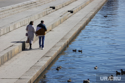 Виды города. Екатеринбург, пара, горожане, плотинка, весна, набережная, повседневная жизнь