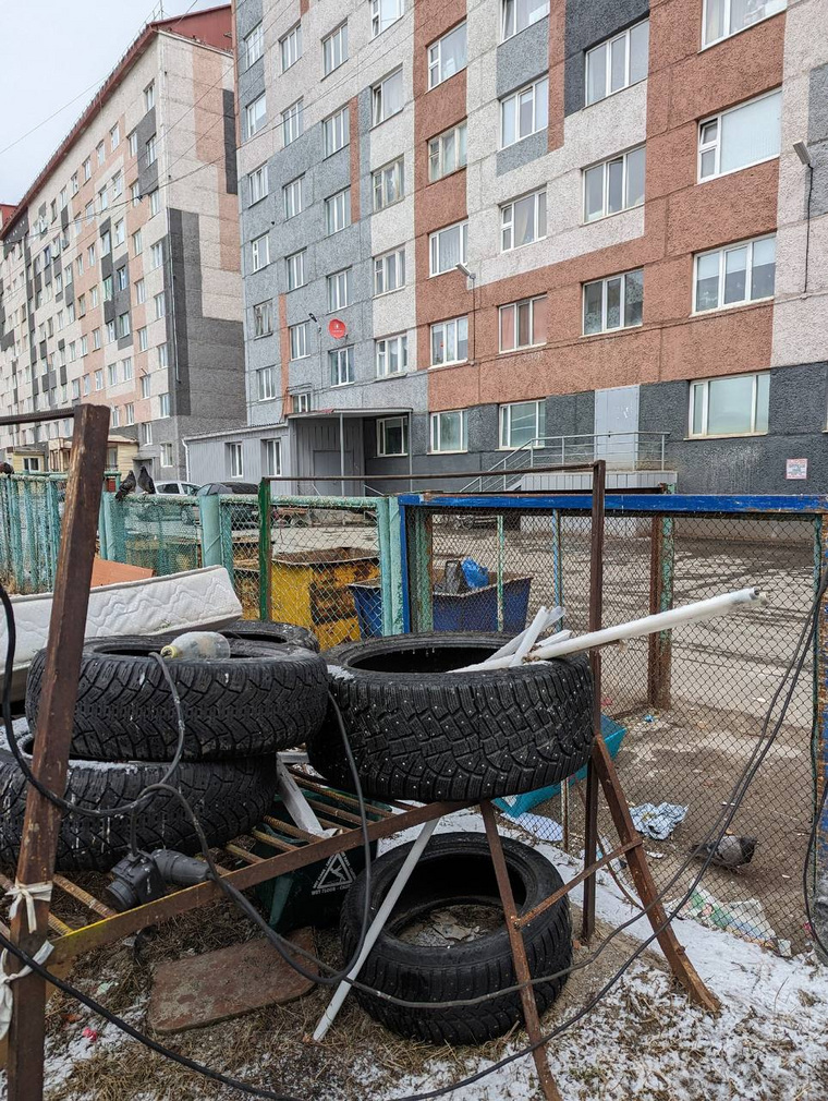 Использованные ртутные лампы выбрасывают в мусорный контейнер за домом