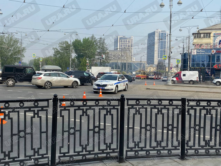 Участок проспекта перекрыли сотрудники ГИБДД