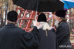 Подъем купола на строящийся храм «В честь новомученников и исповедников Церкви Русской». п.Варгаши , священники, зонт, рпц
