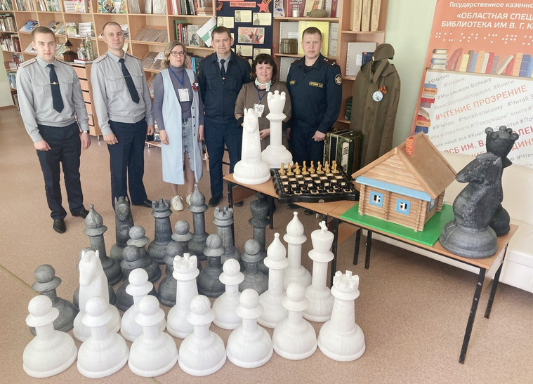 Курганские осужденные сделали шахматы для библиотеки