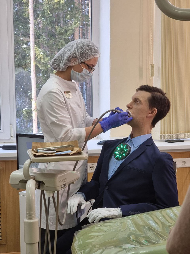 Во время лечения зубов андроид поддерживает диалог со студентом