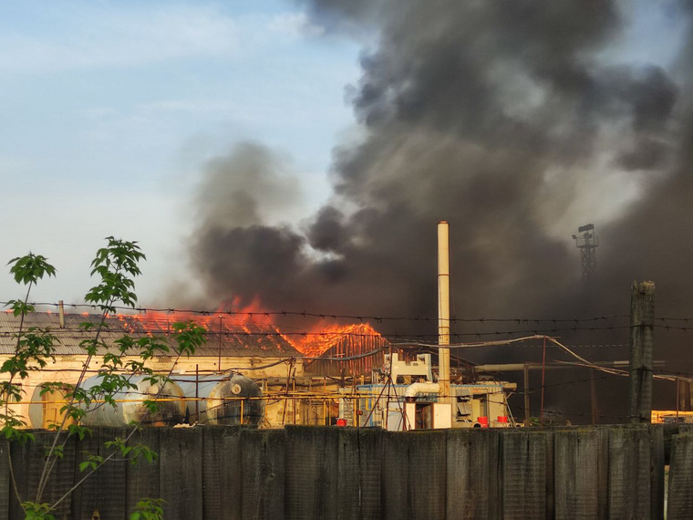 В Свердловской области горит колбасная фабрика