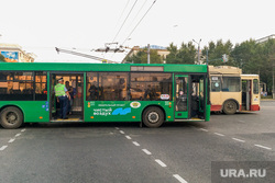 Авария, троллейбус проткнул штангой лобовое стекло автобусу. Челябинск, троллейбус, дтп, автобус, авария