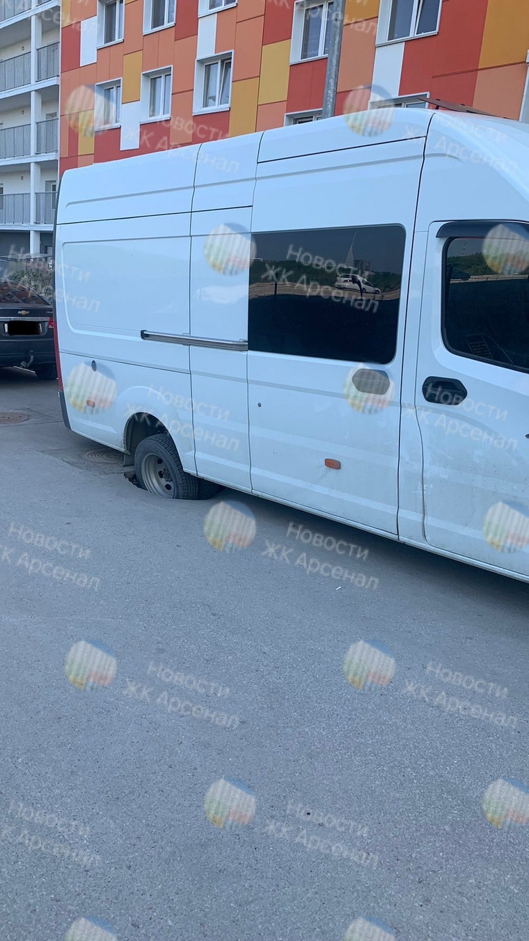 В провалившийся асфальт угодило колесо микроавтобуса
