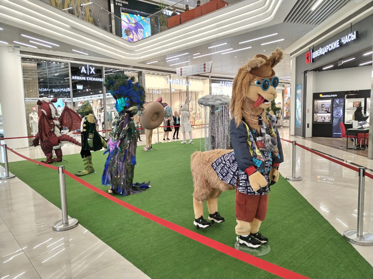 С костюмами можно сфотографироваться, но потрогать нельзя
