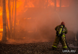 В ХМАО спасатели борются с пожарами на площади более 250 гектаров
