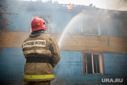 Пожар в расселенном доме, в поселке Солнечный. Сургут, пожар, огонь, тушение пожара, центроспас-югория