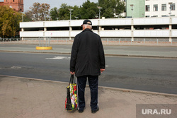 Остановки. Тюмень, пенсионер, остановка, автобусная остановка, дорога, пожилой человек, остановка автобусная, пустая дорога