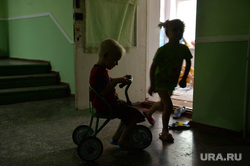 Беженцы из Славянска. Украина , комуналка, дети, велосипед