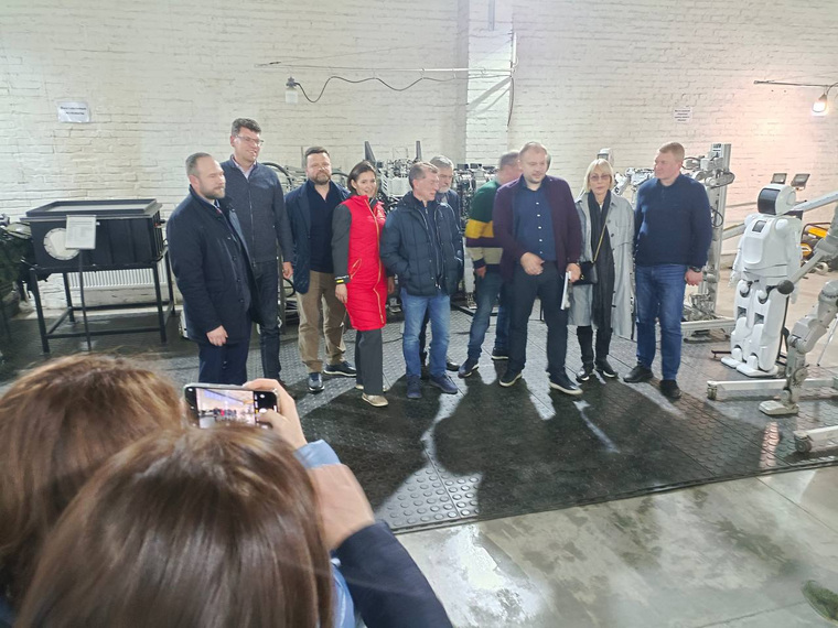 Несколько депутатов восьмого созыва заехали проведать роботов нового поколения